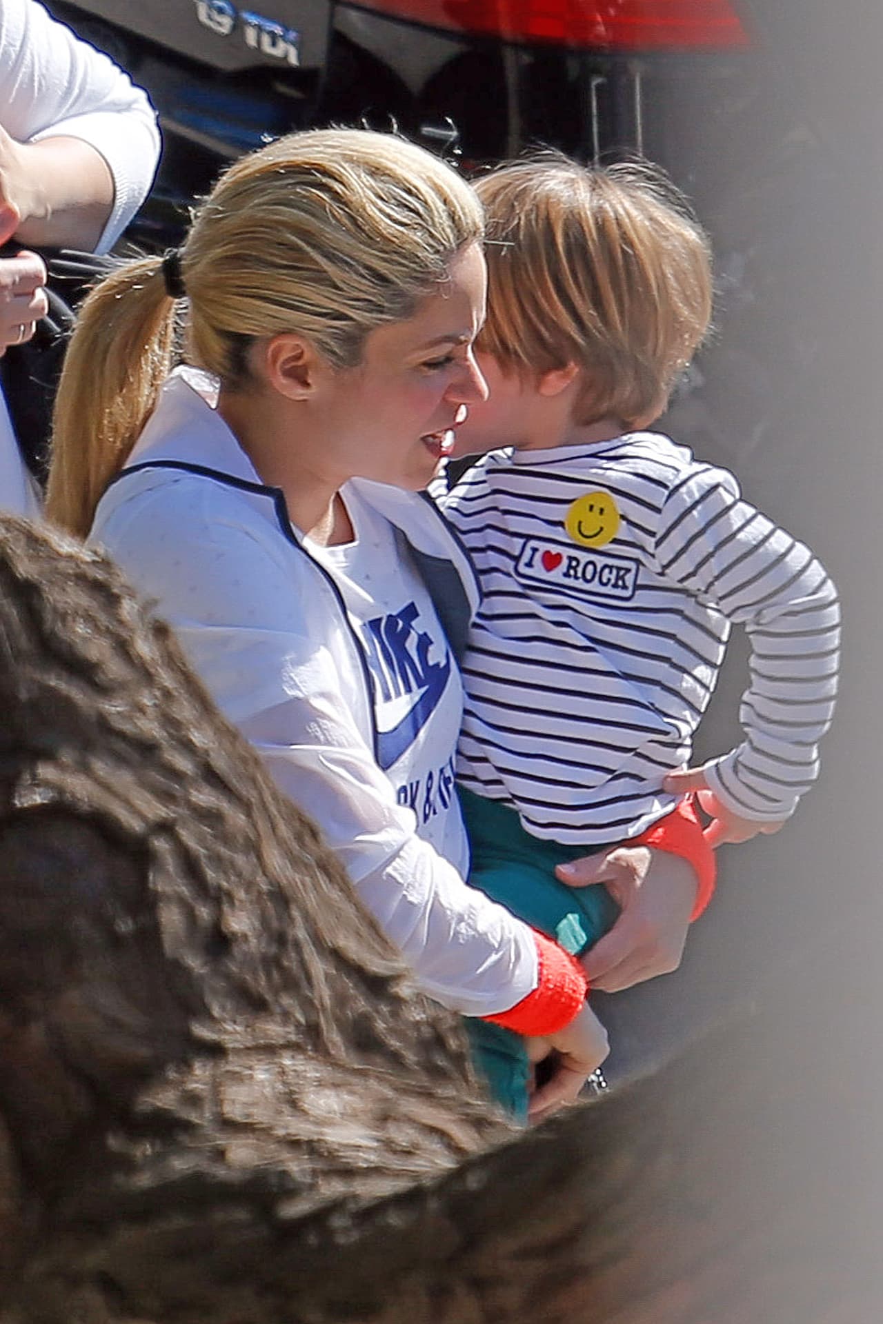 Shakira lleva a su hijo Sasha, de dos años, a clases de natación en Barcelona.