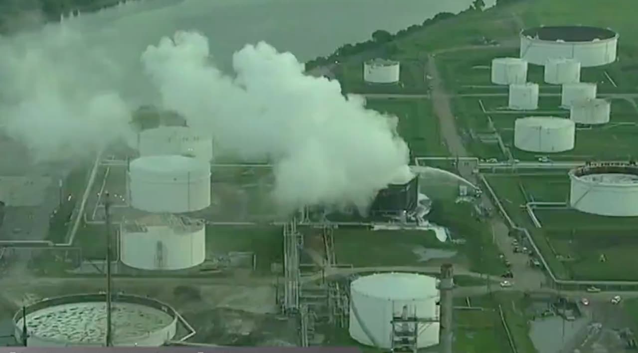 Investigan un incendio en una refinería en el área de Pasadena