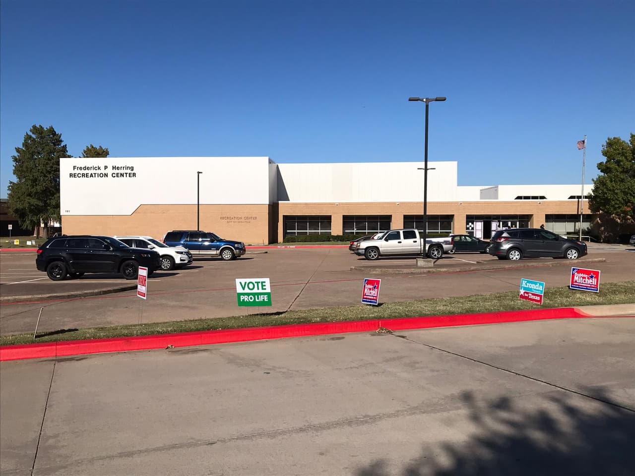 Entre ellos el centro de votación Frederick P. Herring Recreation Center de la ciudad de Lewisville.
<br>