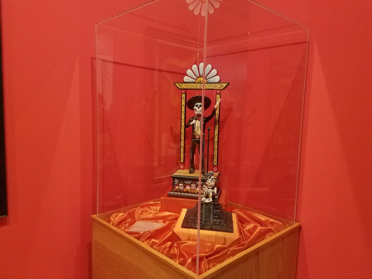 Desde los pueblos afromestizos a lo largo de la Costa Chica a los pueblos mixtecos de la zona poblana, cada región observa sus practicas ancestrales en maneras singulares.