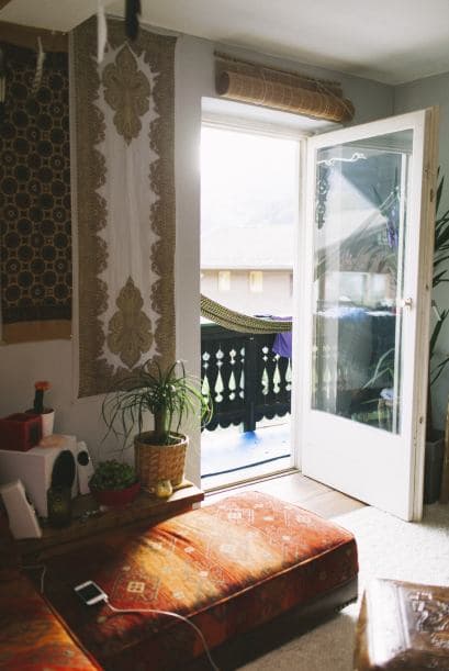 Bohemio. Si te sientes como en casa en un lugar donde predominan los tapetes y tapices, el aire huele a incienso, encuentras al menos un instrumento musical y la cama está al ras del suelo, no hay duda: tu estilo es bohemio.