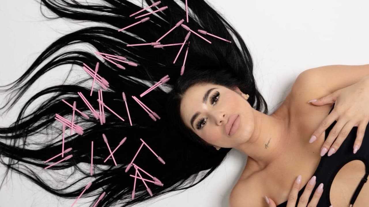 La historia detrás de BrowQueen: El viaje de Anabel Gómez hacia el éxito y el empoderamiento a través de su marca.