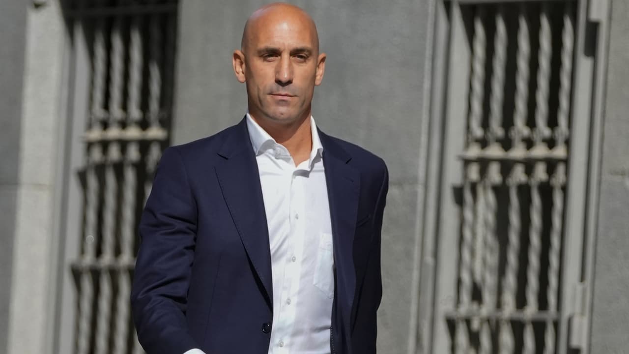 Rubiales dice a corte que regresará a España y cooperará con investigación