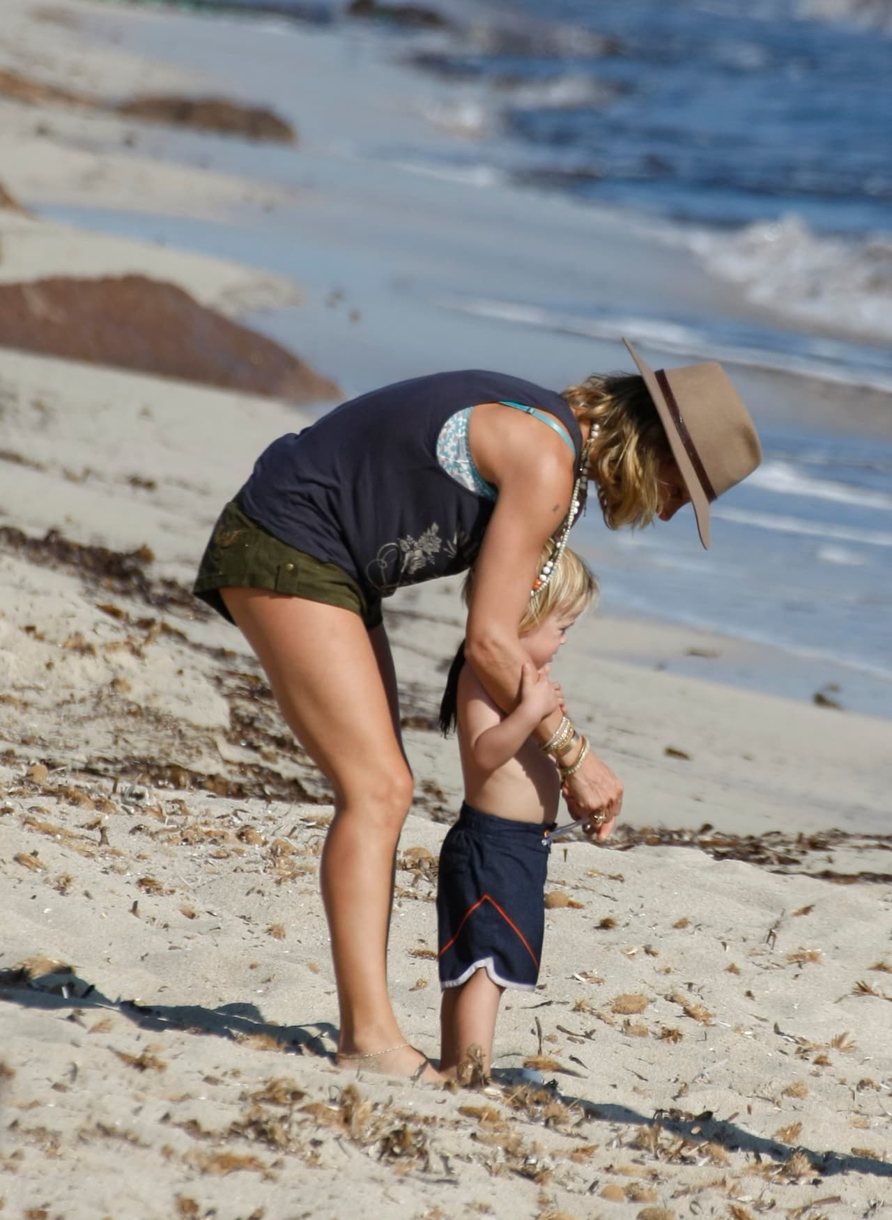 Recolectando conchitas en la playa.