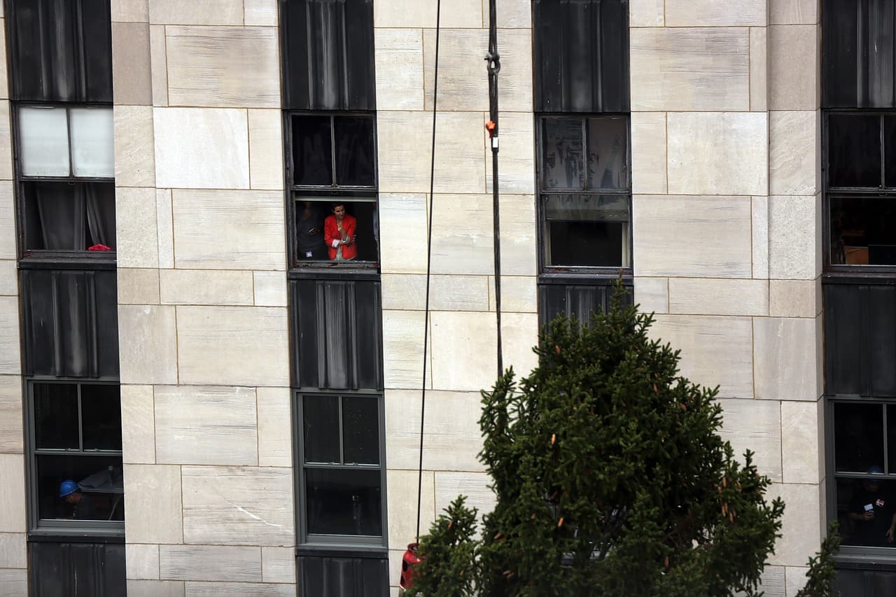 Ya que el árbol sea iluminado, las luces estarán encendidas diariamente de 5:30 a.m. a 11:30 p.m. hasta el 7 de enero.