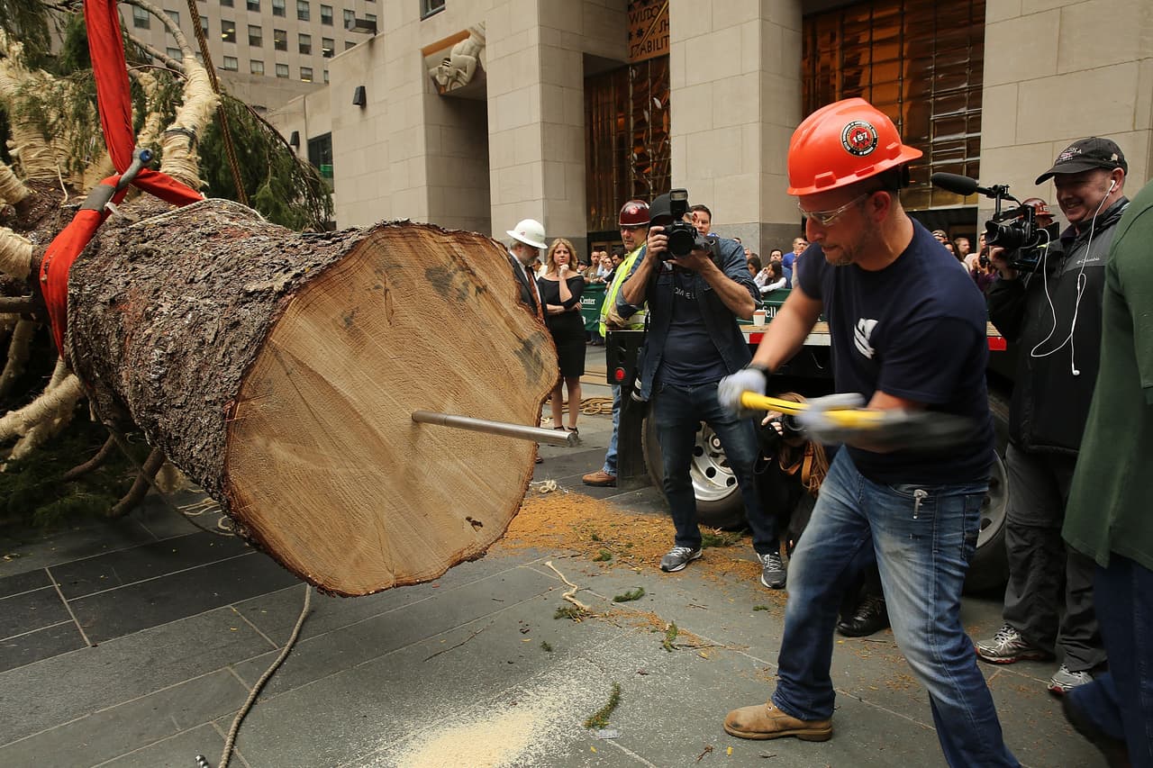 El evento, al que acuden miles de personas, es amenizado por un concierto gratuito en donde se corean canciones navideñas.