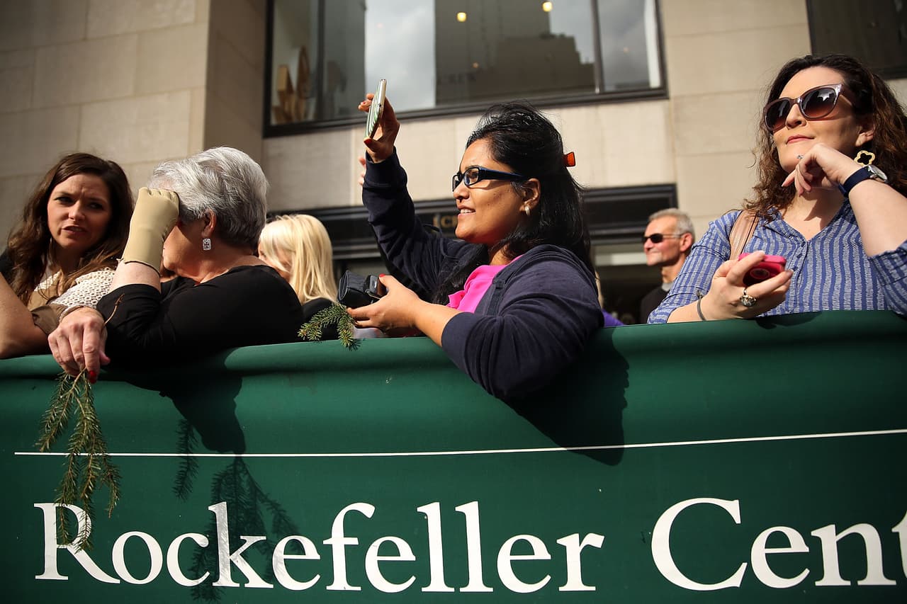 Turistas no pudieron resistir la curiosidad de ver la llegada de tan magnífico pino.