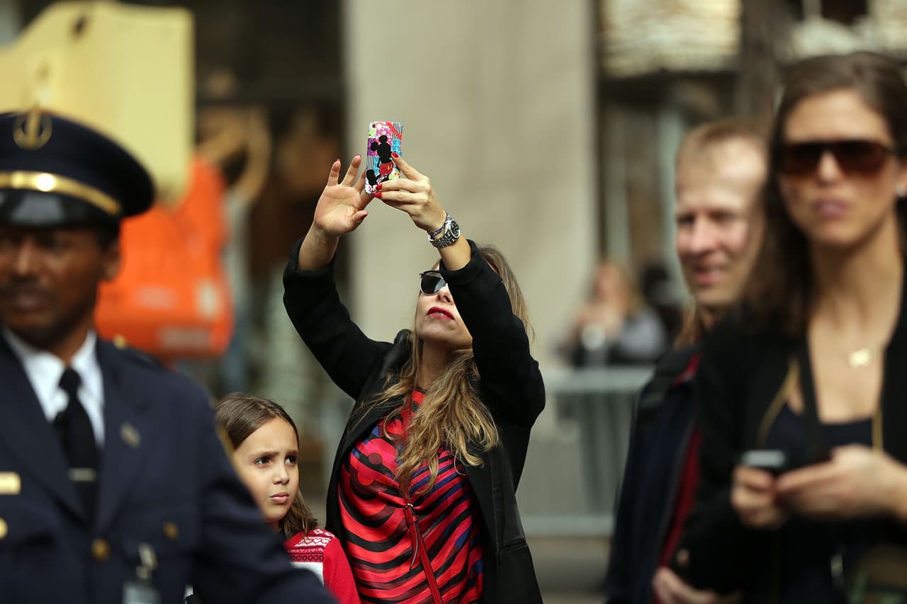 Un dato curioso de esta tradición ocurrió en 1942 cuando a la plaza llegaron tres grandes árboles pintados de colores distintos: rojo, blanco y azul, esto como forma de apoyo a las tropas que combatían en la Segunda Guerra Mundial.
