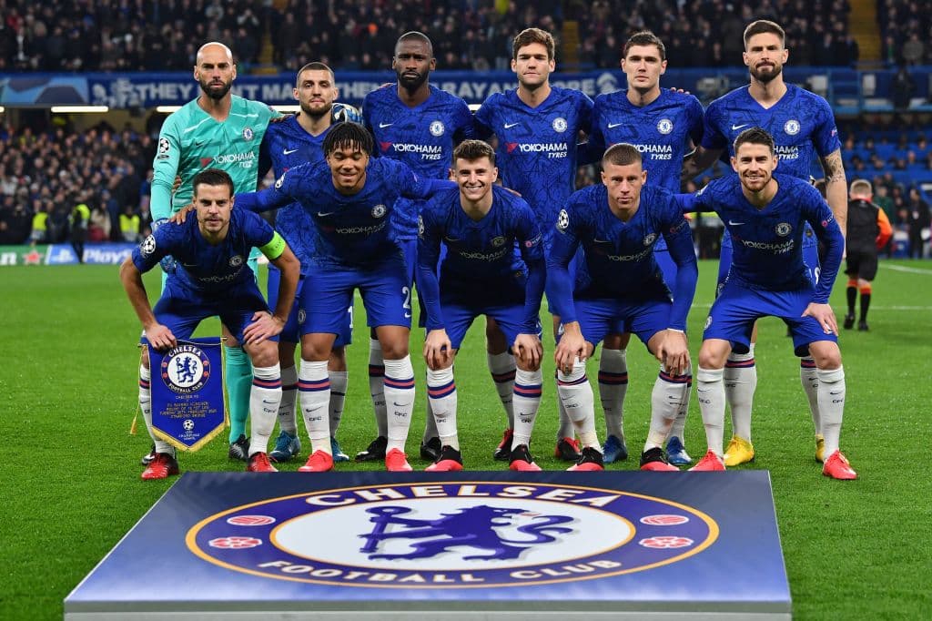 Azpilicueta está por el lado de la mano derecha, buena idea mantenerlo de arriba a abajo los 90 minutos.