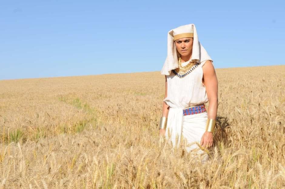 Para protegerse del sol, los egipcios utilizaban unos tocados llamados 'klaft', estos estaban hechos de tela y casi siempre llevaban rayas, teniendo algunos picos a los costados.