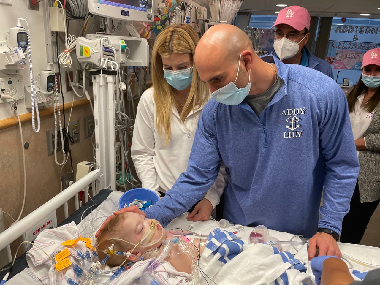 La alegría invadió a Maggie y Dom, quienes finalmente pudieron conocer a sus hijas separadas.