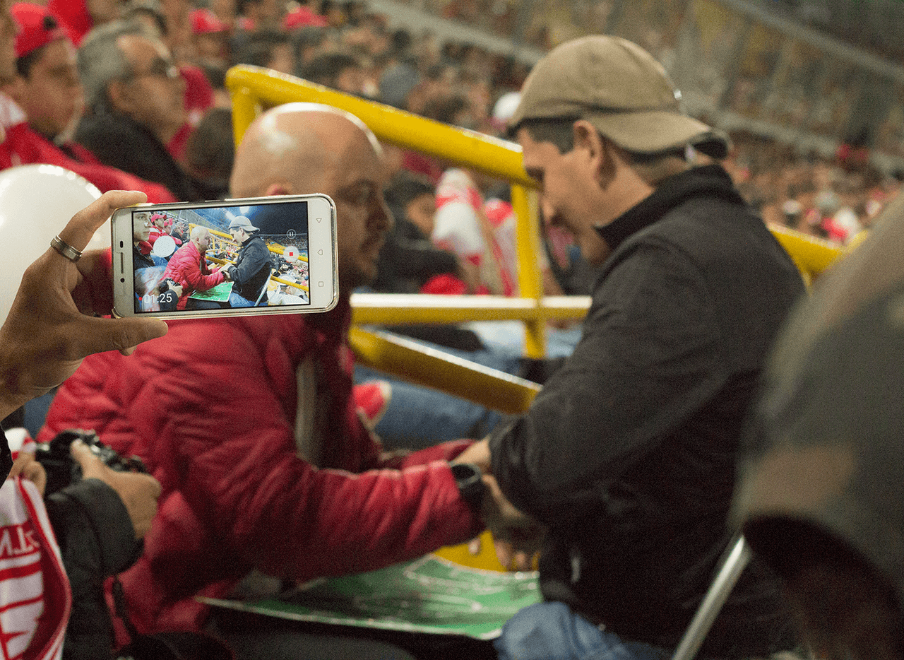 Periodistas y aficionados por igual se acercaron a documentar la magia de los partidos narrados por César a su amigo íntimo, José Richard.