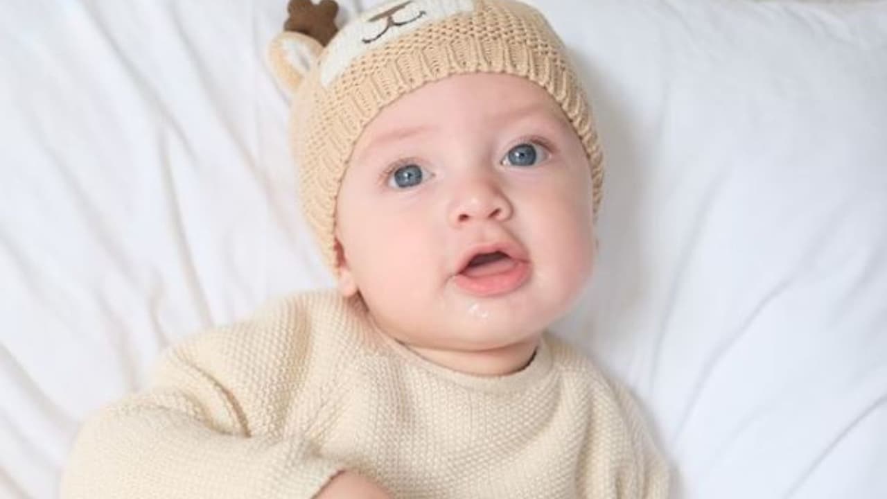 Marc Anthony y Nadia Ferreira muestral el rostro de su bebé.