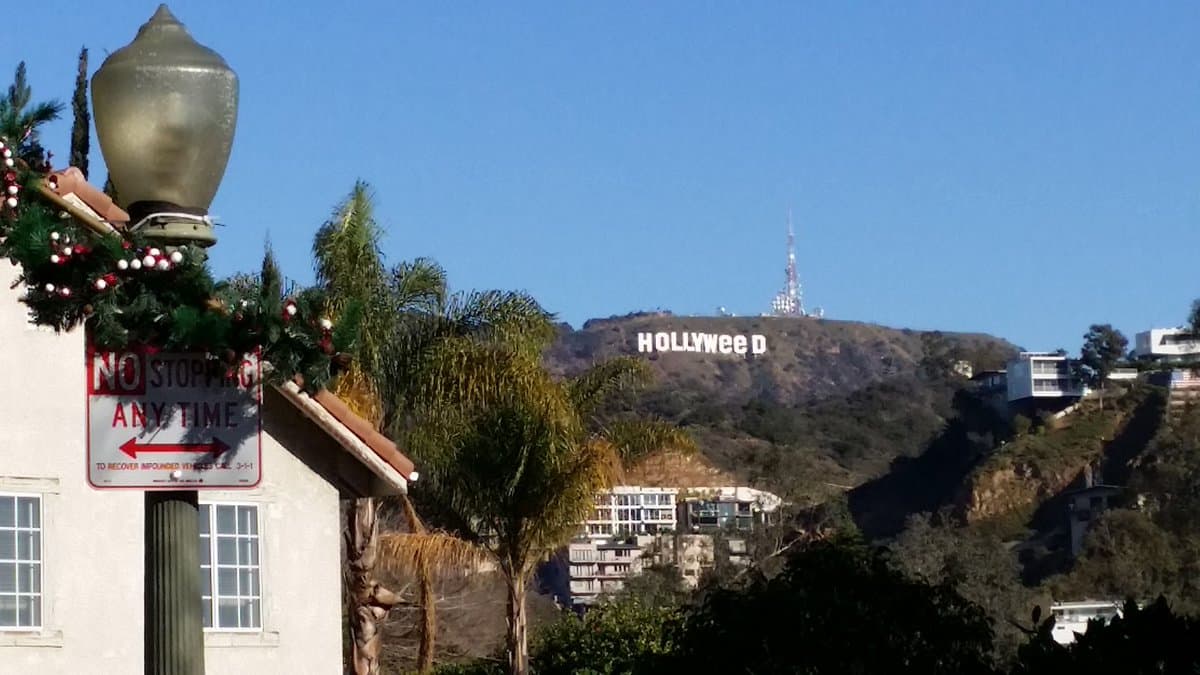 Imagen del letrero de Hollywood como 'Hollyweed' tomada por un vecino el 1 de enero de 2017.