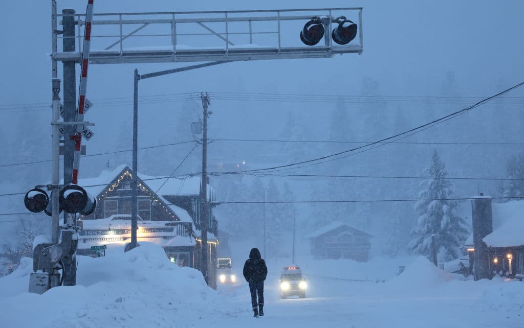 La tormenta ha tenido efectos significativos en la región, cerrando una importante autopista que va de este a oeste en el norte de California, causando el cierre de estaciones de esquí y dejando a miles de hogares y negocios sin electricidad.