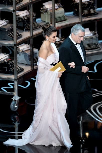 Los actores Penélope Cruz y Robert De Niro al llegar al escenario en la celebración de los "scar en el Hollywood & Highland Center el 2 de marzo de 2014, en Hollywood, California.
