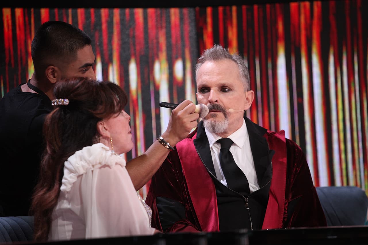 Como lo acostumbró durante toda la temporada, el maquillaje incluía ojos ahumados y delineador negro.