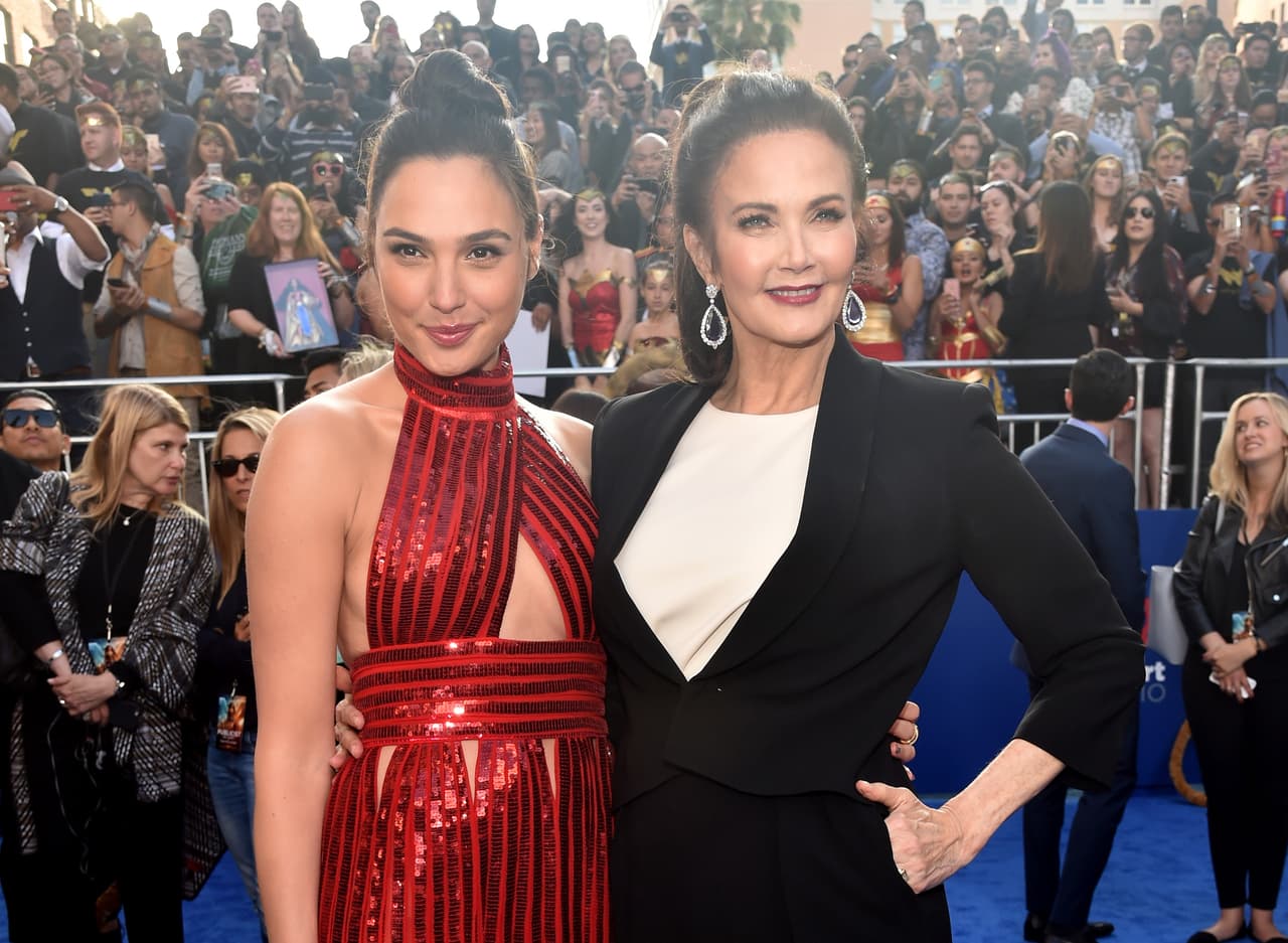 La actriz Gal Gadot y Lynda Carter en el estreno de la Mujer Maravilla en Hollywood, California.
