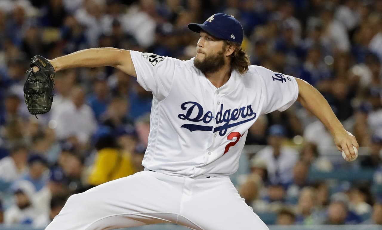 Clayton Kershaw de los Dodgers hizo su aparición en el relevo durante la tercera entrada.