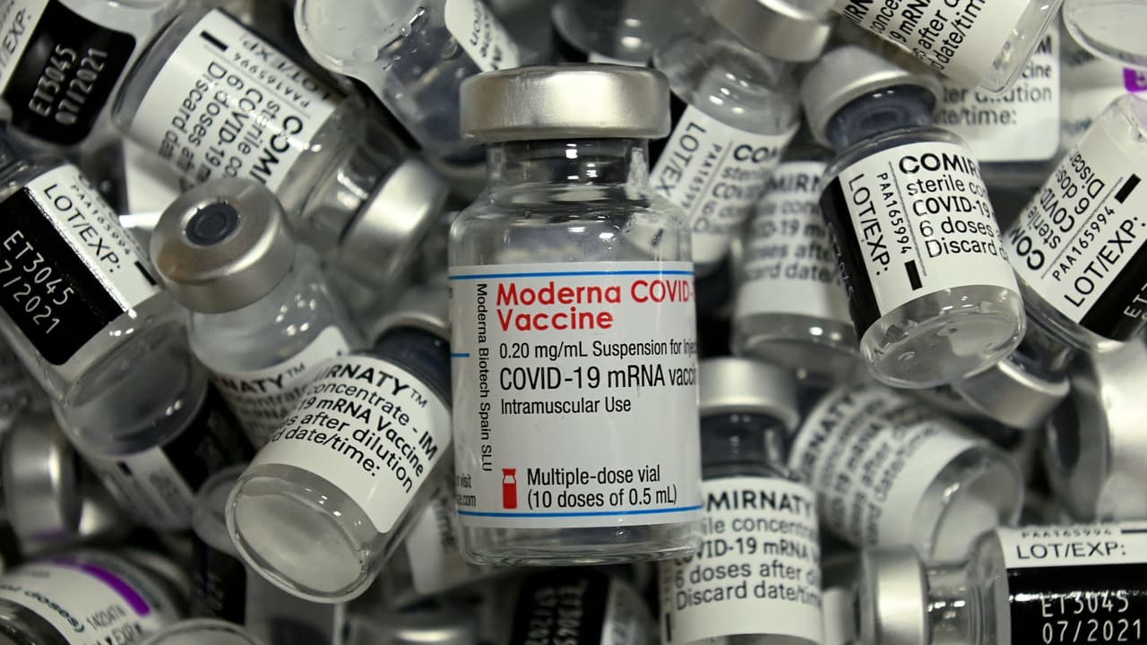 Comirnaty y Spikevax, ¿por qué cambiaron el nombre de algunas vacunas contra el covid-19?