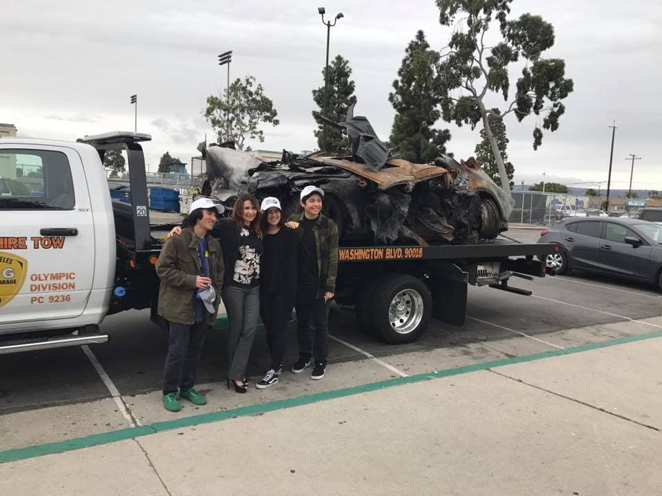 La madre de Valentina, Lili Trujillo D’Alessandro (en el centro de la foto), fundó la organización Street Racing Kills (Las carreras callejeras matan) para despertar consciencia sobre el riesgo de los arrancones.