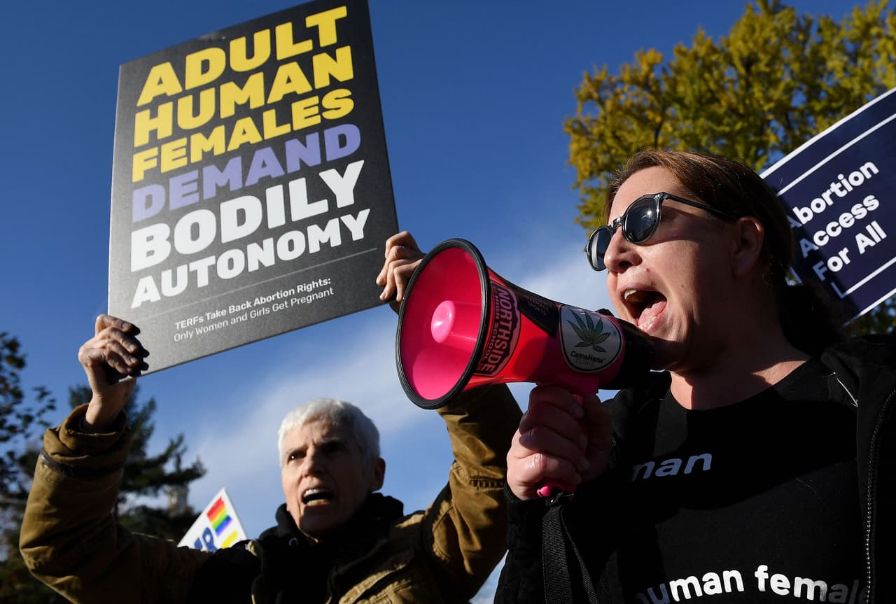 <b>“Mujeres adultas exigen autonomía sobre sus cuerpos”</b>, se lee a la izquierda de la imagen. 
<br>
<br>En fallos anteriores, la corte ha arraigado el derecho al aborto en la Enmienda 14, que expresa que los estados no pueden “privar a ninguna persona de la vida, la libertad o la propiedad sin el debido proceso legal”.
<br>