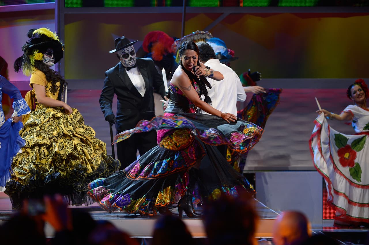 Lila Downs sorprendió a todos con su número musical. La cantante ganó el Latin GRAMMY a Mejor Álbum de Música Folclórica por su producción 'Pecados y milagros'.