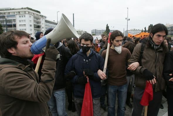Unas 7 mil personas se manifestaron en la plaza Syntagma, en el centro de Atenas, como muestra de su rechazo a las medidas de austeridad.
