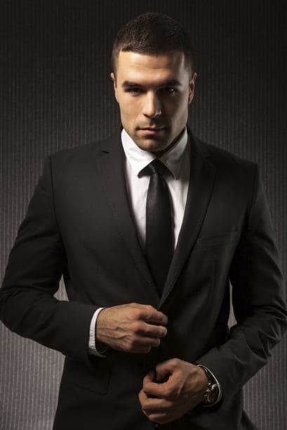 ¿Y tu chico? Asesóralo para que te complemente con estilo. Para una boda nocturna, Karen aconseja un traje de buen corte con corbata y camisa de color.