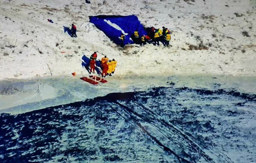 Autoridades reanudaron este lunes las labores de rescate de un vehículo que cayó a una laguna en Lynwood.
<br>