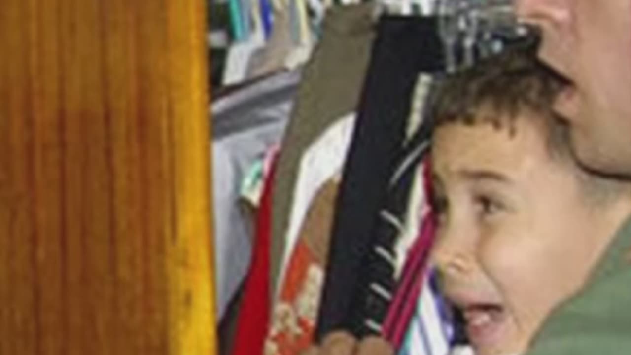 En noviembre de 1999, Día de Acción de Gracias, Elián González fue rescatado en altamar, flotando en una balsa; su madre, quien buscaba libertad para ambos, murió en la travesía. El exilio cubano y la familia querían que el niño se quedara en Estados Unidos, pero el régimen castrista manipuló el caso y el gobierno estadounidense cedió a las presiones de La Habana. El 22 de abril del 2000, se llevaron al menor de la casa de sus familiares, en la Pequeña Habana.