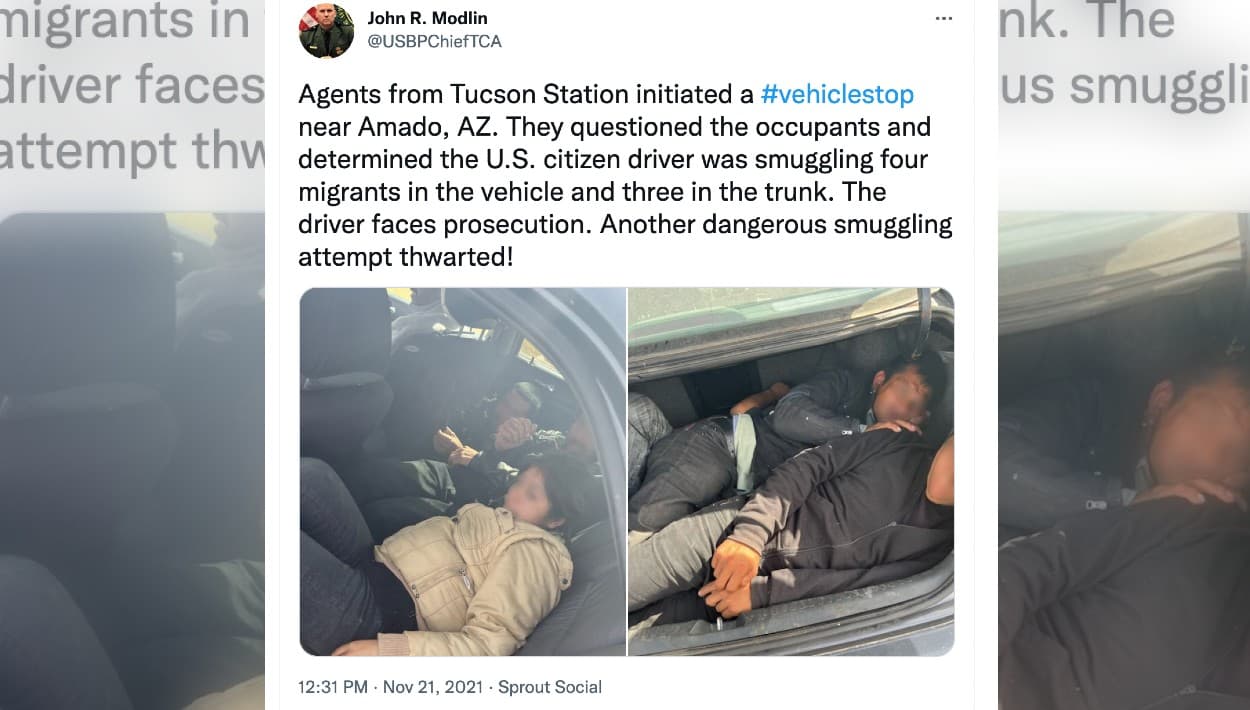 Tan reciente como este domingo, 21 de noviembre, al detener a un conductor con ciudadanía estadounidense, las autoridades encontraron que traía a cuatro indocumentados como pasajeros y a otros tres escondidos en el baúl.