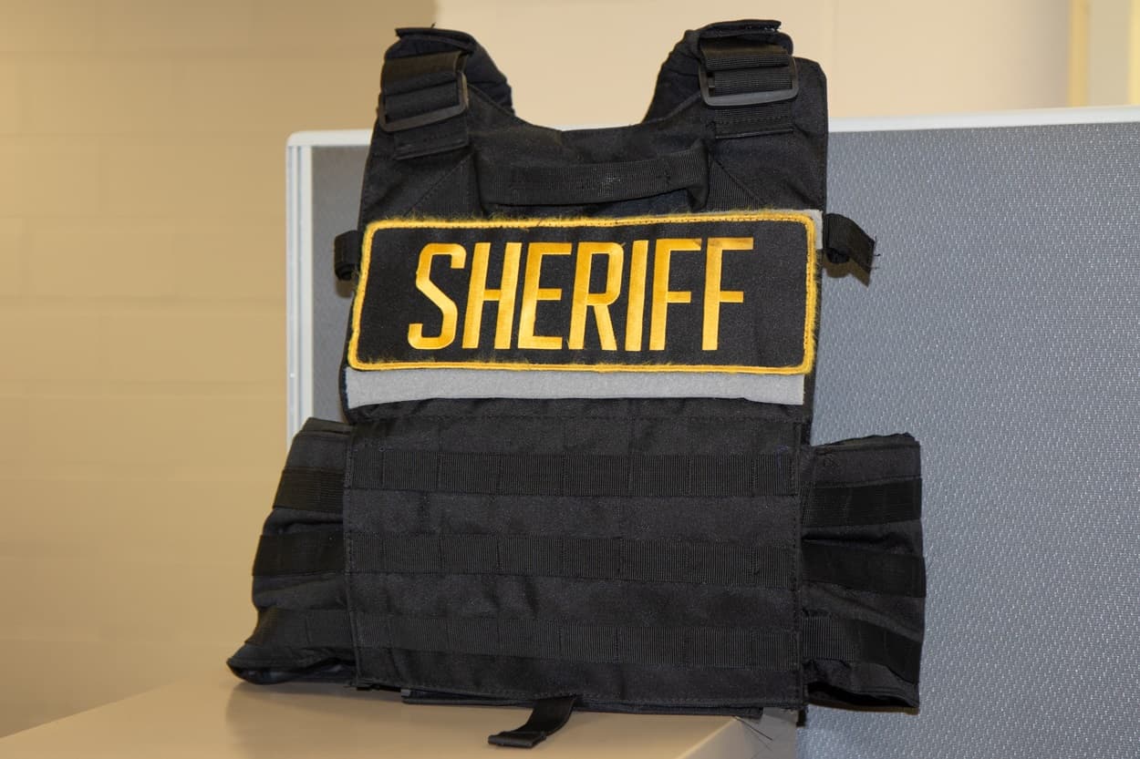 Padre de familia se hace pasar por oficial de policía y es detenido, indican autoridades