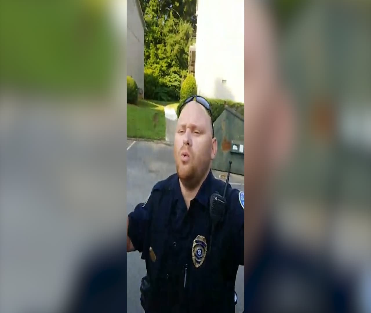 En otra parte del video, cuando cuestiona por qué Martínez no se quiere bajar del vehículo, el policía de Chamblee le pregunta: "¿Eres ilegal? ¿Estás ilegalmente aquí?".