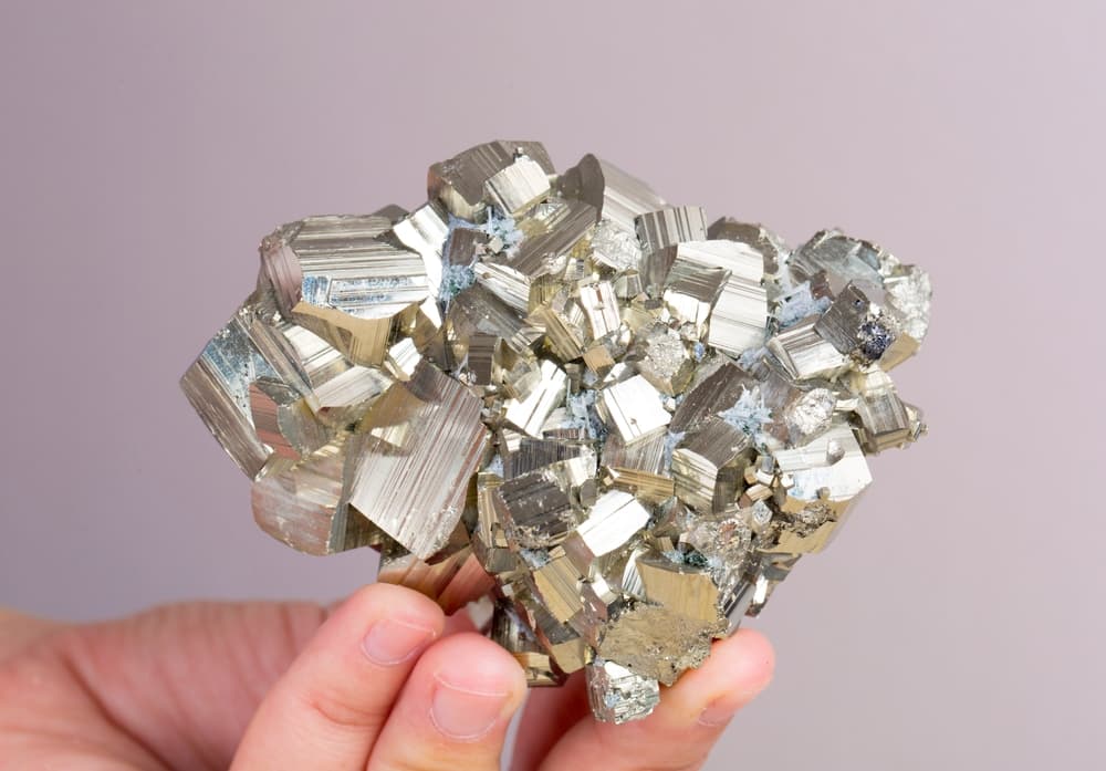 La pirita, principalmente, es usada para proteger los bienes materiales y atraer dinero. La puedes usar en forma de amuleto.