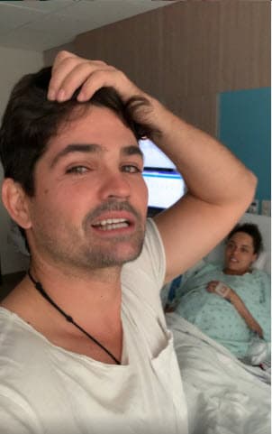 “Después de este dolor de cabeza empezó a sufrir una alteración en la presión sanguínea, lo cual es muy peligroso en un embarazo, vómitos frecuentes… así es que hablamos con nuestros ginecólogos y nos hicieron venirnos de urgencia al hospital”, prosiguió.