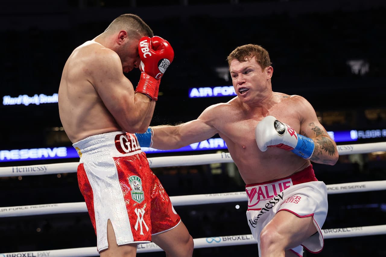 Los primeros episodios, el mexicano castigaba ligeramente a Yildirim. Canelo mandó a la lona al turco en el tercer asalto con un tremendo jab de derecha. Yildirim se levantó, pero ya no salió al cuarto asalto. Fue así como Canelo retuvo los cetros de peso supermediano del CMB y AMB.