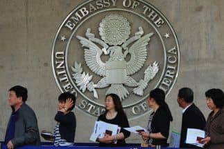 Extranjeros tramitando visados en un consulado estadounidense en 2012