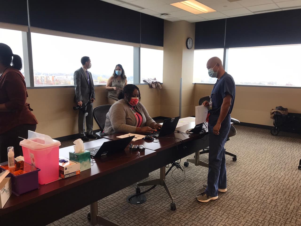 Personal médico se registra para recibir la vacuna en el hospital Parkland de Dallas.