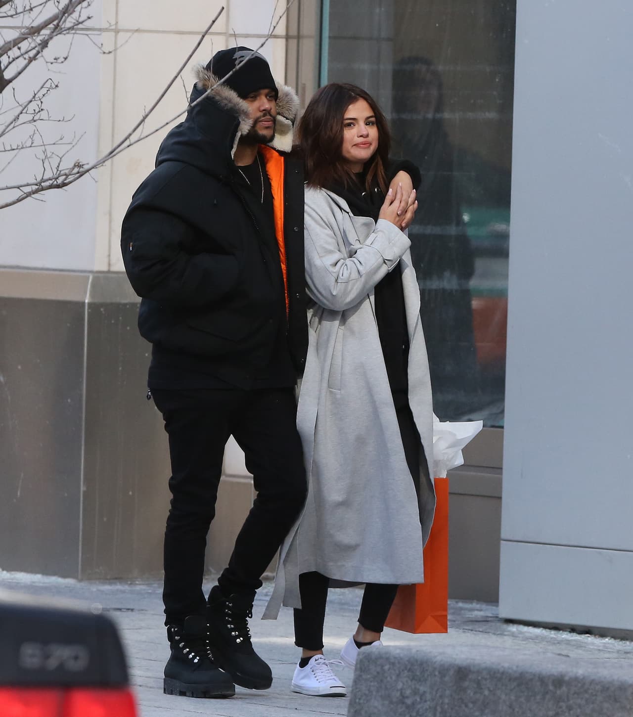 Selena Gomez y The Weeknd no ocultaron su amor mientras paseaban tomados de la mano en un romántico día de shopping en Toronto, Canadá.