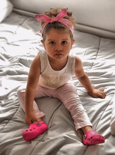 Esta pequeñita es adorable y tiene loco de amor a su papá.