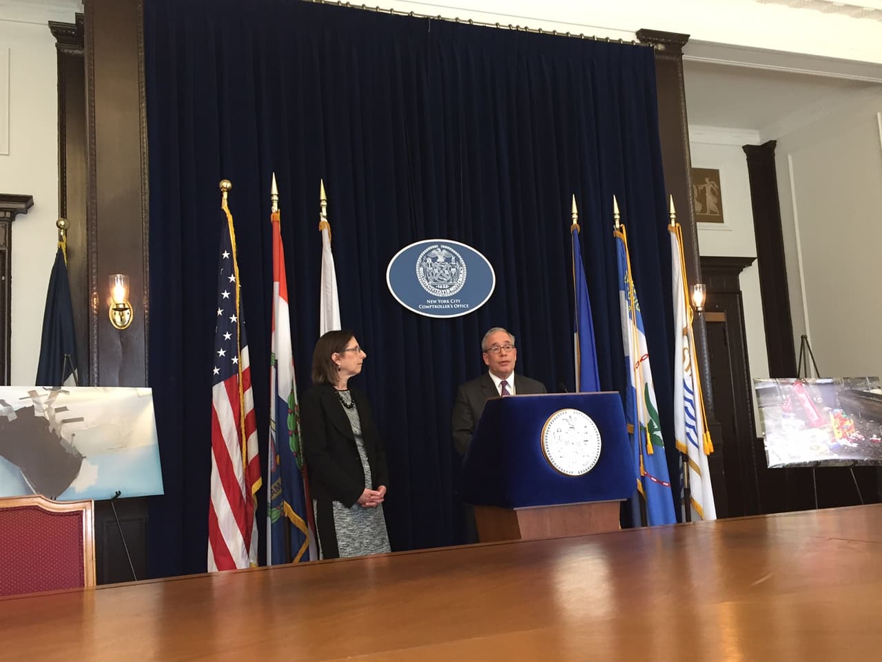 Miles de niños sin hogar están en peligro en albergues de Nueva York, denuncia el Contralor