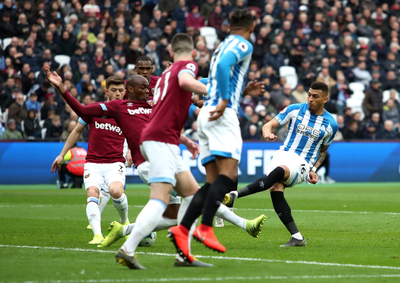 Aún faltaba más, y al minuto 30 apareció Karlan Grant para darle vuelta al juego en favor del Huddersfield con este remate.