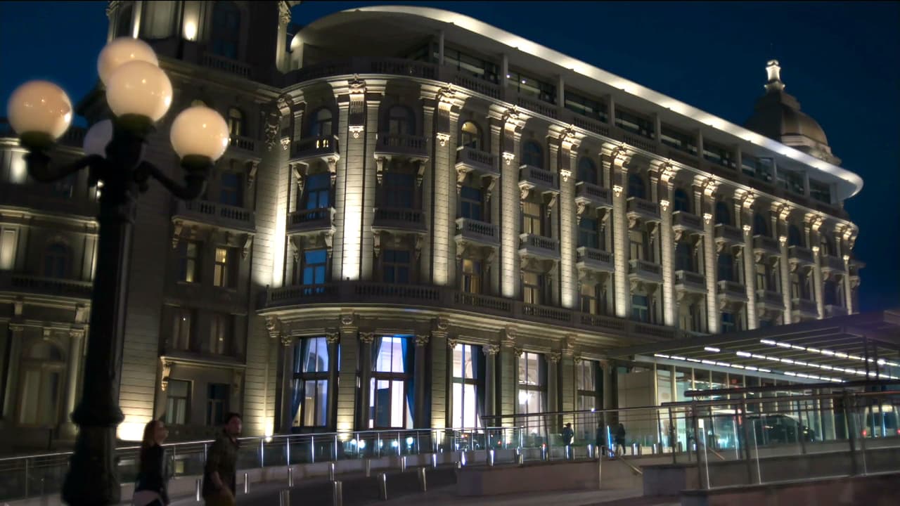 Se trata de un hotel de lujo llamado Sofitel Montevideo, su reconocimiento es internacional, pues está ubicado en otros países.