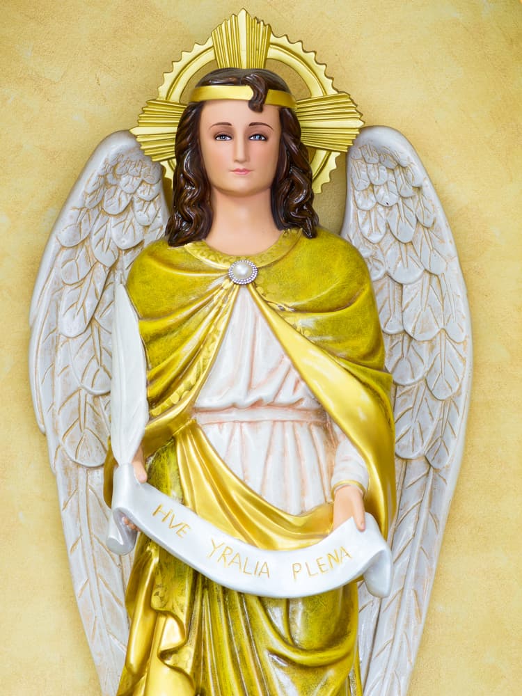 <u>Arcángel Gabriel</u> 
<br>El arcángel de las buenas noticias, Gabriel, llega para decirte que enviará su energía para despertar esa luz interior que te puede guiar de manera perfecta.
<br>Velas morada y lila.
<br>