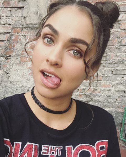 <b>2.</b> Estudió la licenciatura de Ciencias de la Comunicación en la Universidad Carlos III de Madrid, al poco tiempo se mudó a Inglaterra para estudiar inglés.