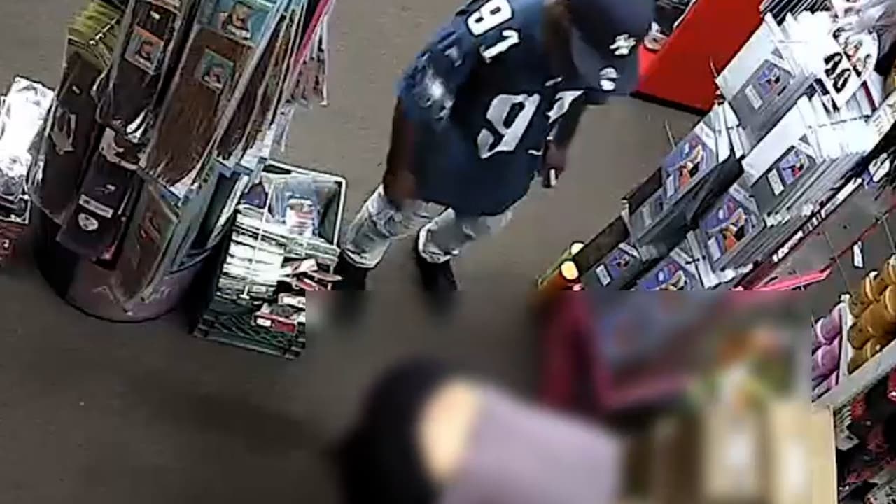 Revelan video de hombre que lamió el trasero de una mujer en tienda de Brooklyn