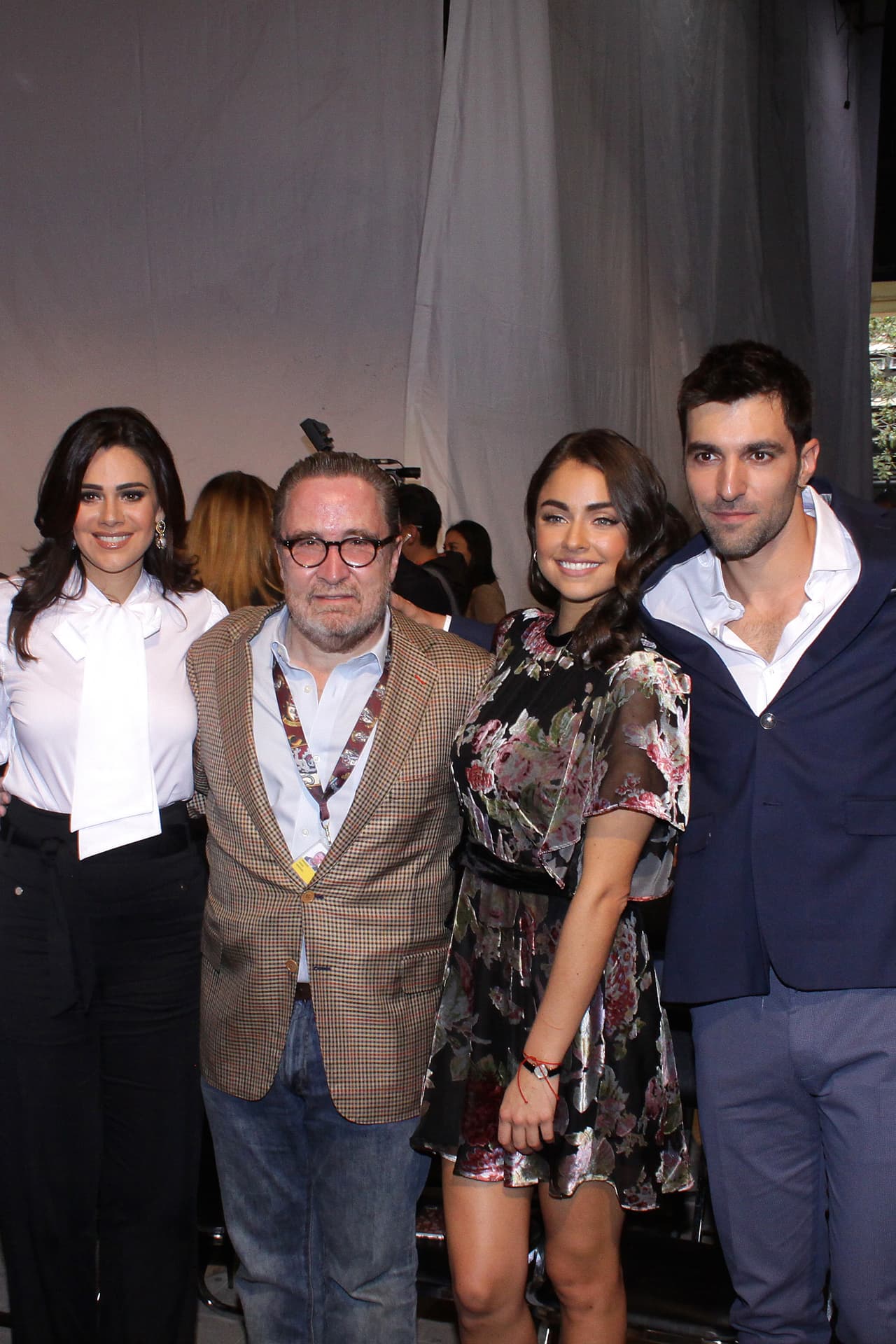 "Como decía el padre, somos muy afortunados los que estamos aquí de estar, en primer lugar, por tener trabajo y estar con vida después de todos los sucesos que todos sabemos han ocurrido", confesó el productor Ignacio Sada a 'El Sol del Centro'. Se espera que 'Sin tu mirada' se estrene en México los primeros días del mes de noviembre, sustituyendo a la telenovela 'El vuelo de la Victoria'.