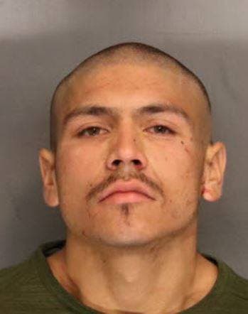 Luis Avelar fue arrestado por oficiales de AGNET cerca de las calles Hammer y Moreland en Stockton, Calif. Él enfrenta cargos por robo, el robo de un vehículo, resistir el arresto, y además de violar una orden de alejamiento contra una mujer que lo acompañaba cuando fue detenido.