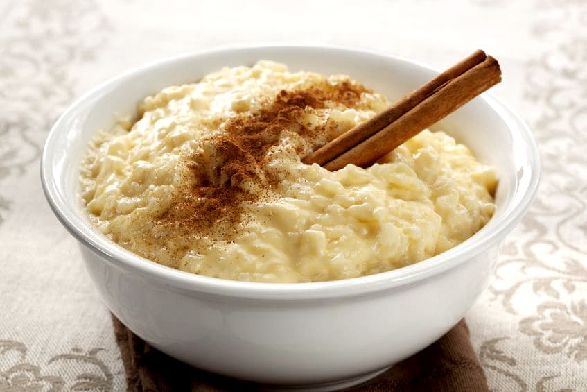 Arroz con leche: Dulce hecho de arroz, leche, azúcar y polvoreado con canela, es uno de los dulces más fáciles y tradicionales de la cocina latina.